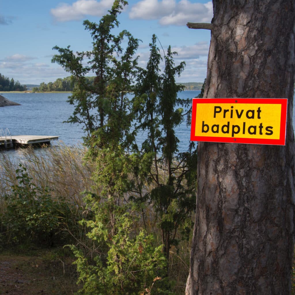 Skylt med texten "Privat badplats".