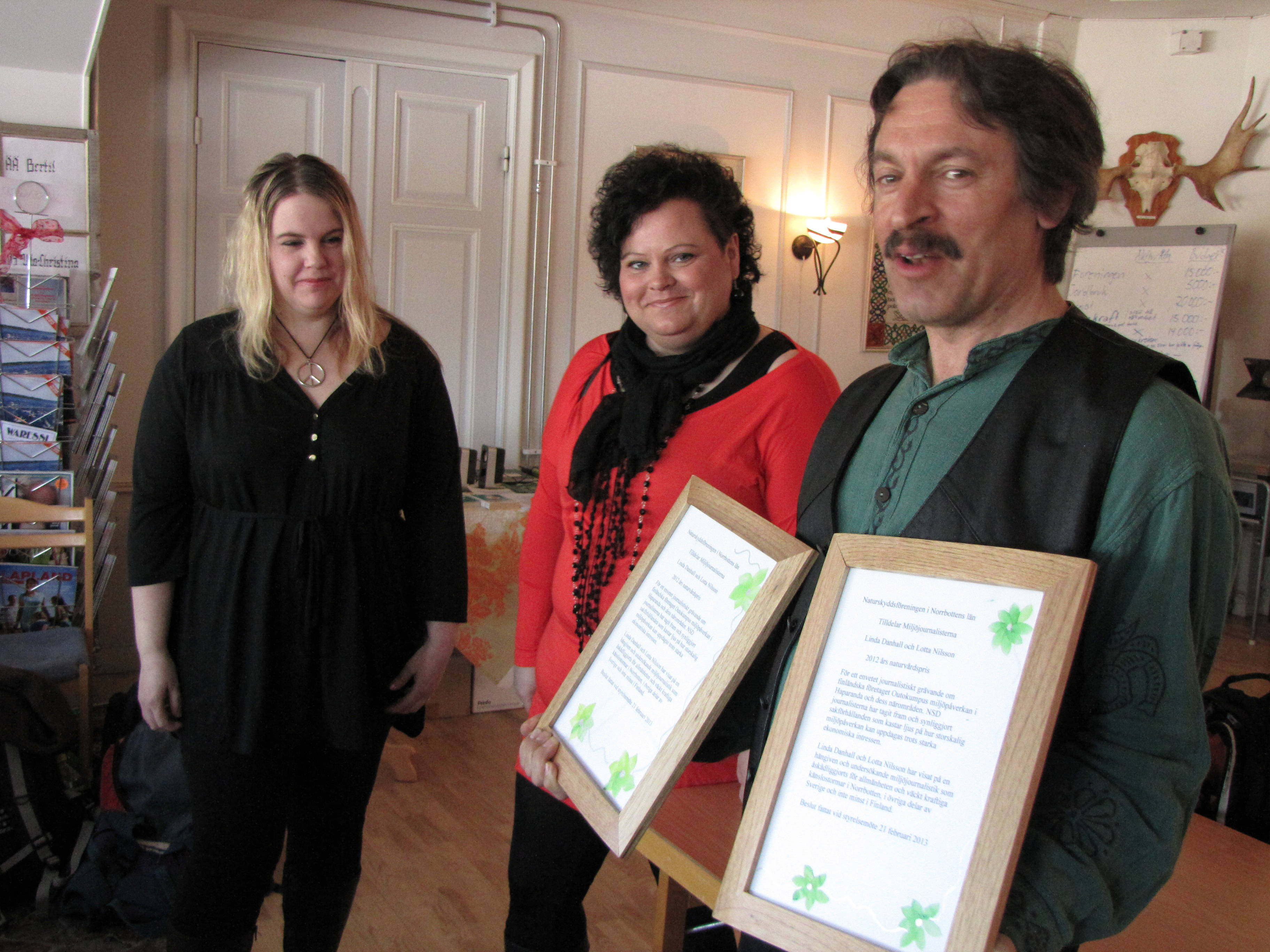 Lars Andersson delar ut naturvårdspriset till Linda Danhall och Lotta Nilsson. Foto Urpo Taskinen. Klicka på bilden för större bild!