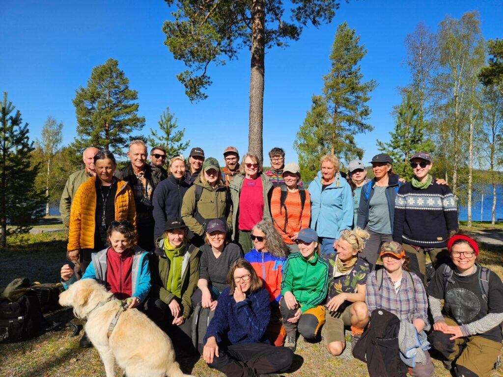 Gruppbild med deltagare som ler mot kameran
