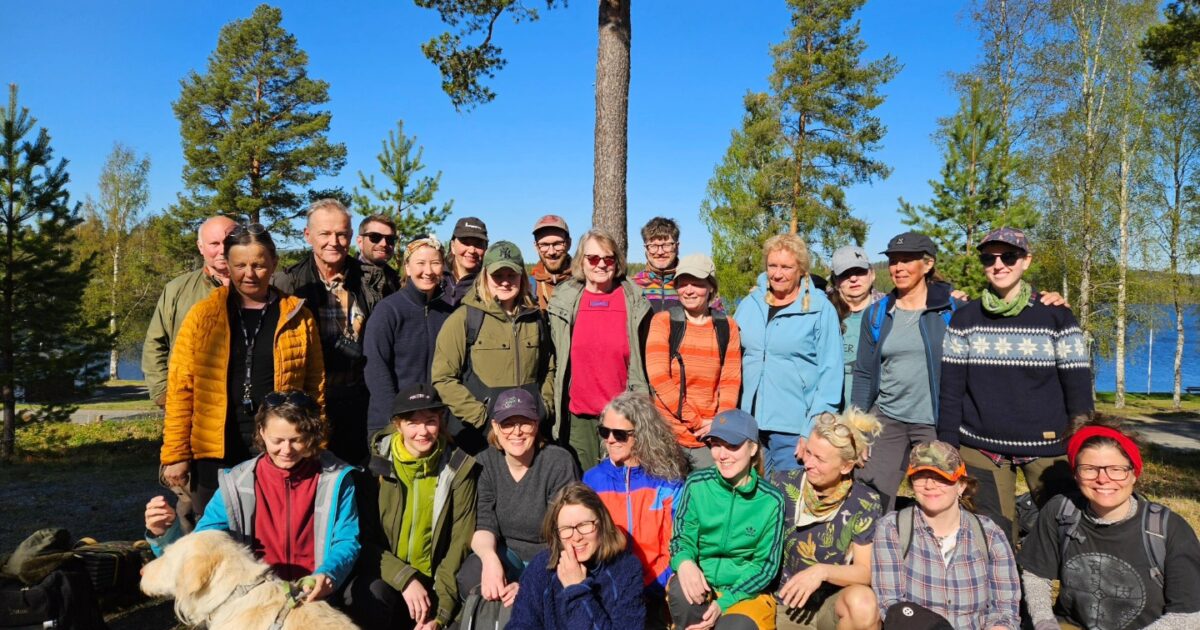 Gruppbild med deltagare som ler mot kameran