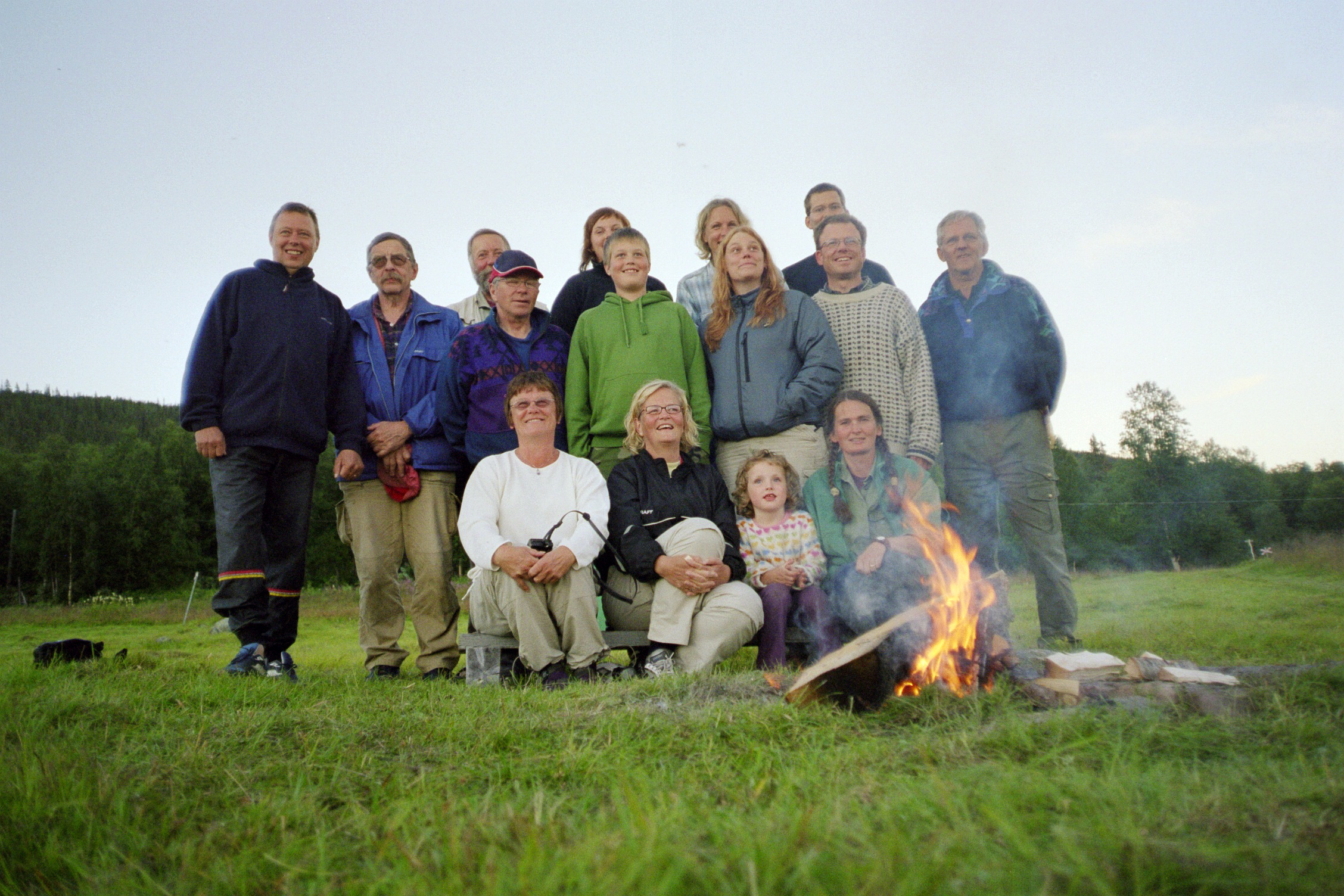 Grupp av människor ler 