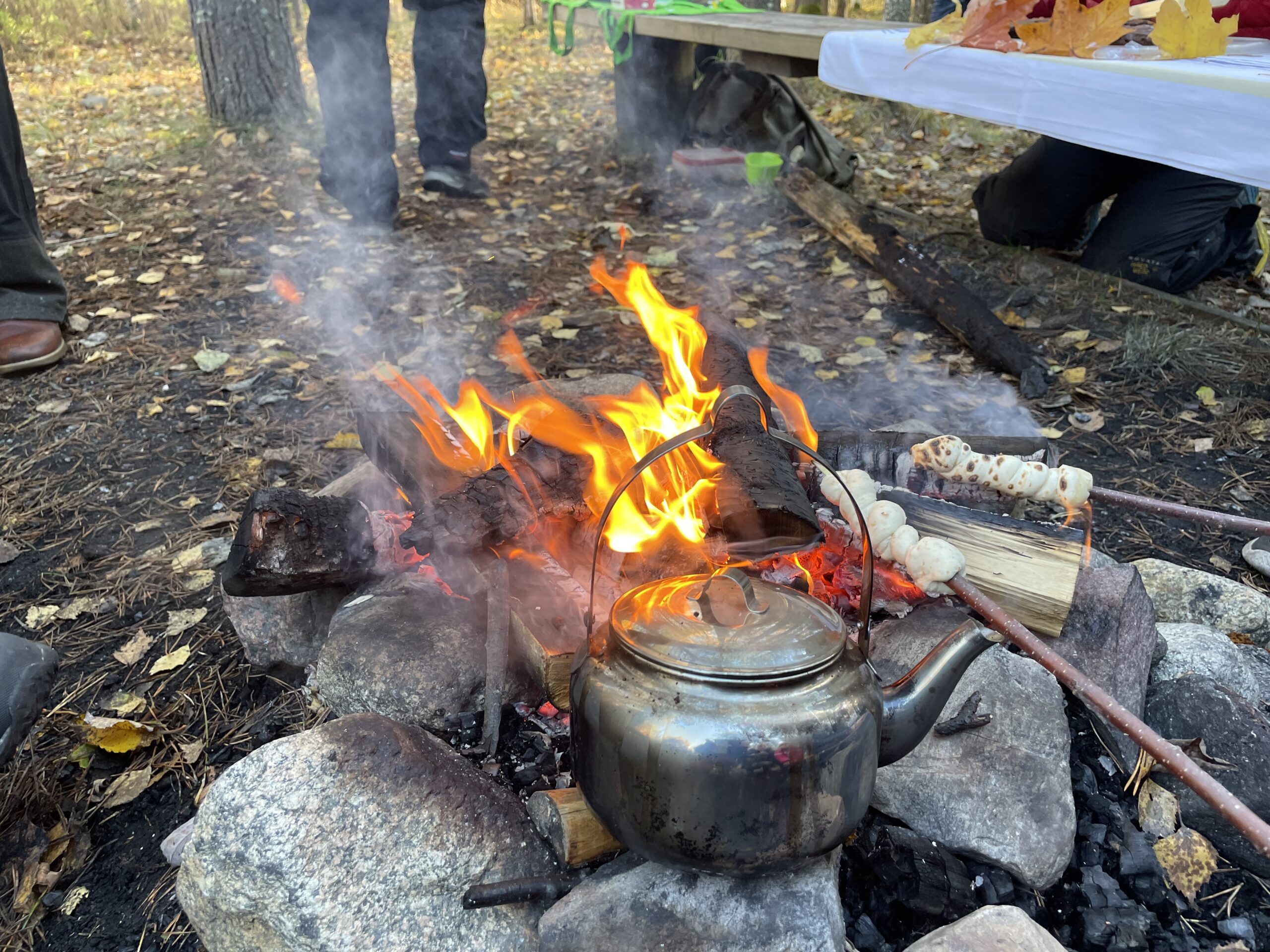 Pinnbröd och kokkaffe på elden